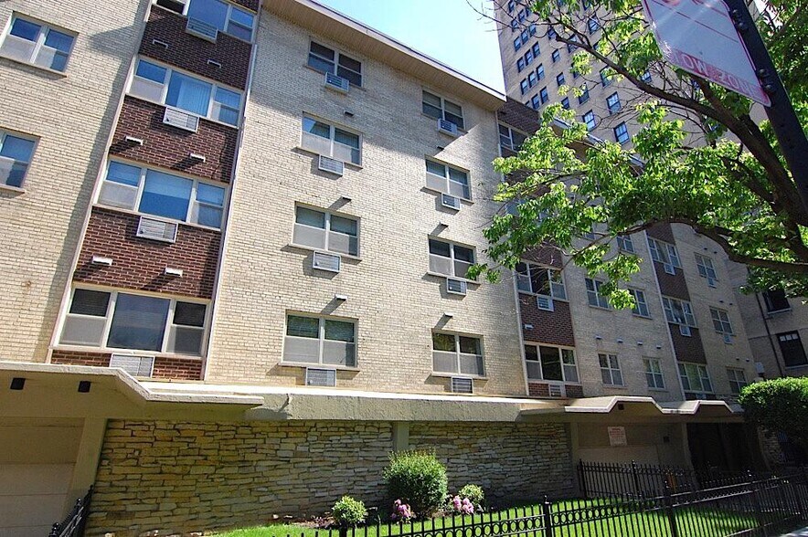 Building Photo - 420 W Aldine Ave