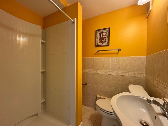 Building Photo - Charming 2 Bed 2 Bath Home Within Convenie...