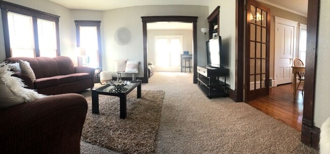 Building Photo - Large 4-Bed House in Historic Cedar Falls