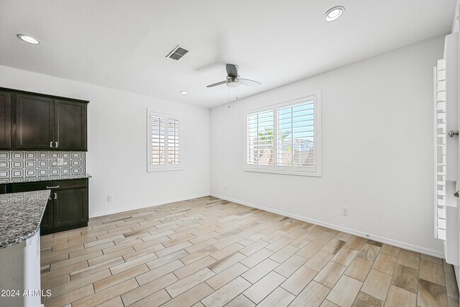 Building Photo - 14049 W Desert Hollow Dr