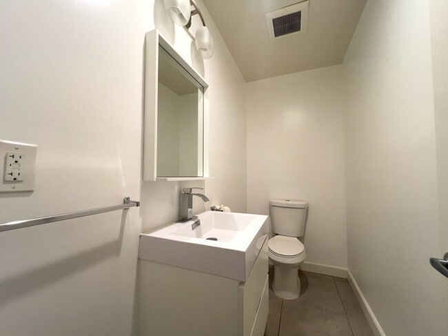 Building Photo - 15424 Camarillo St