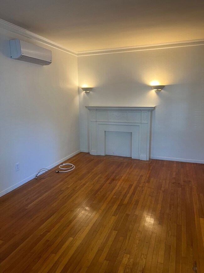 Interior Photo - 732-750 D Ave. (Colonial House)