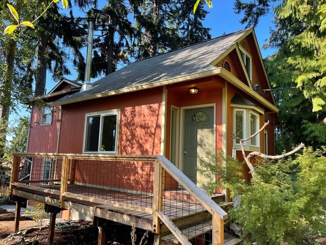 Building Photo - Absolutely Darling INDIANOLA cottage, full...