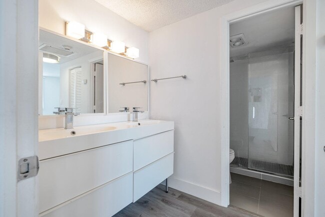 Building Photo - 300 Bayview Dr