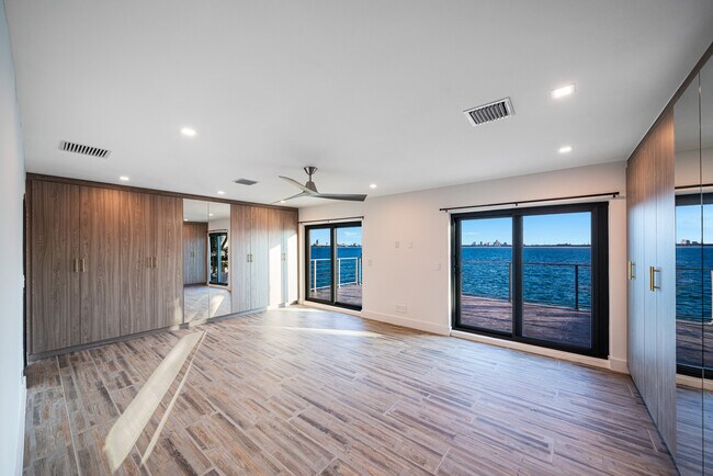 Building Photo - 1351 Bay Terrace