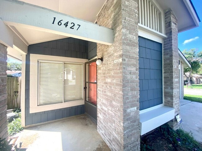 Building Photo - AVAILABLE NOW 3 BD | 2 BA | ATTACHED GARAG...