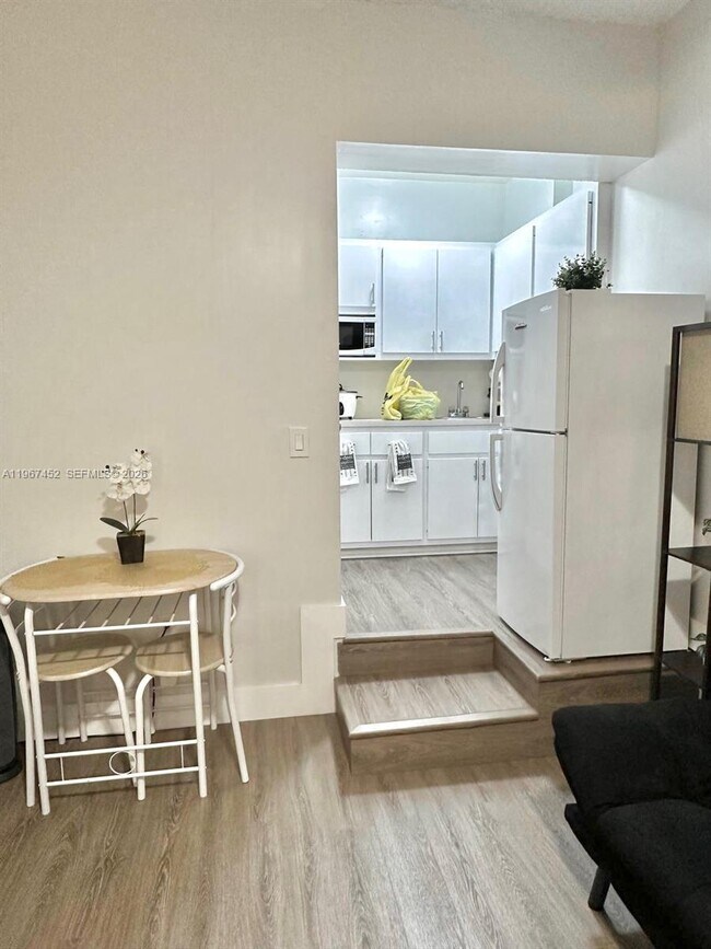 Building Photo - 611 W 50th Pl