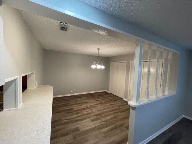 Building Photo - 3 BR/2BA | Single Family Home | Covered Patio | Additional Living room!