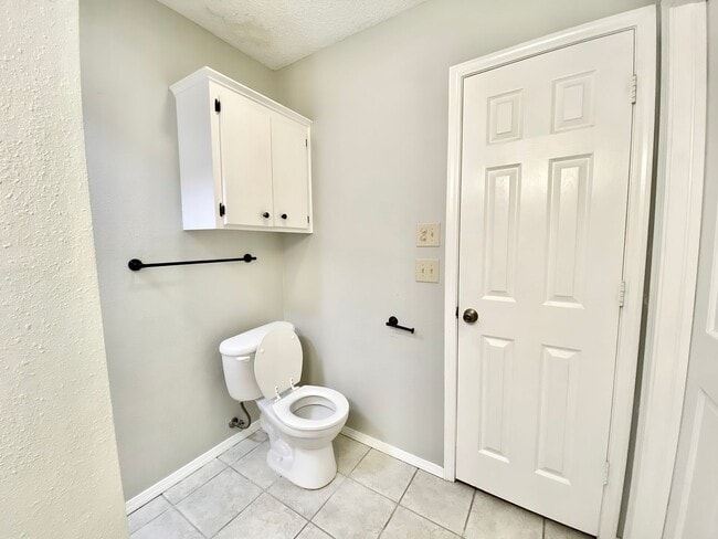 Building Photo - Modern Comfort Meets Prime Location in West Highlands