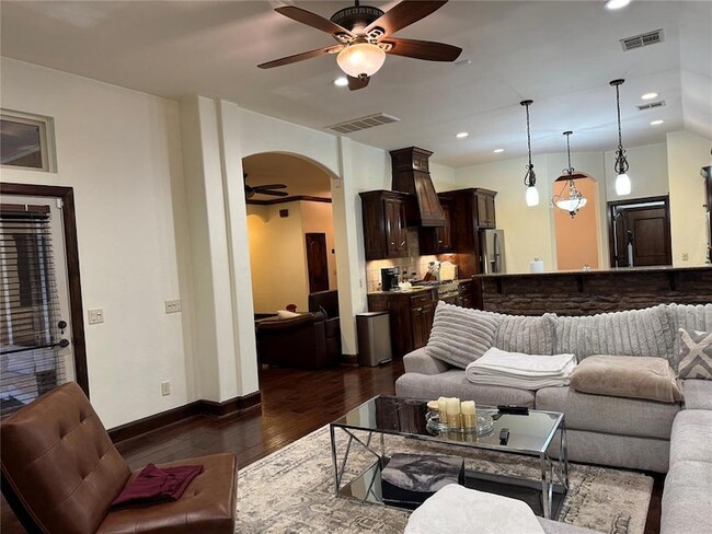 Building Photo - 16616 Moorgate Ln