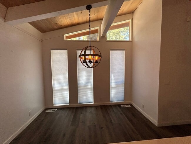 Building Photo - Gorgeous Location Near Heavenly - 3 Bed, 2...