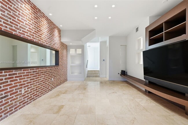 Building Photo - 3135 NE 211th St