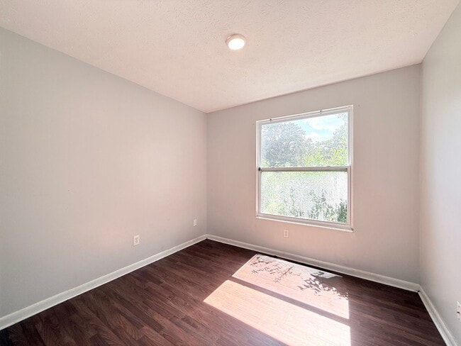 Building Photo - Spacious Living, Modern Updates & Fully Fenced Yard