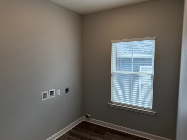 Building Photo - 3 Bed 3 Bath Home