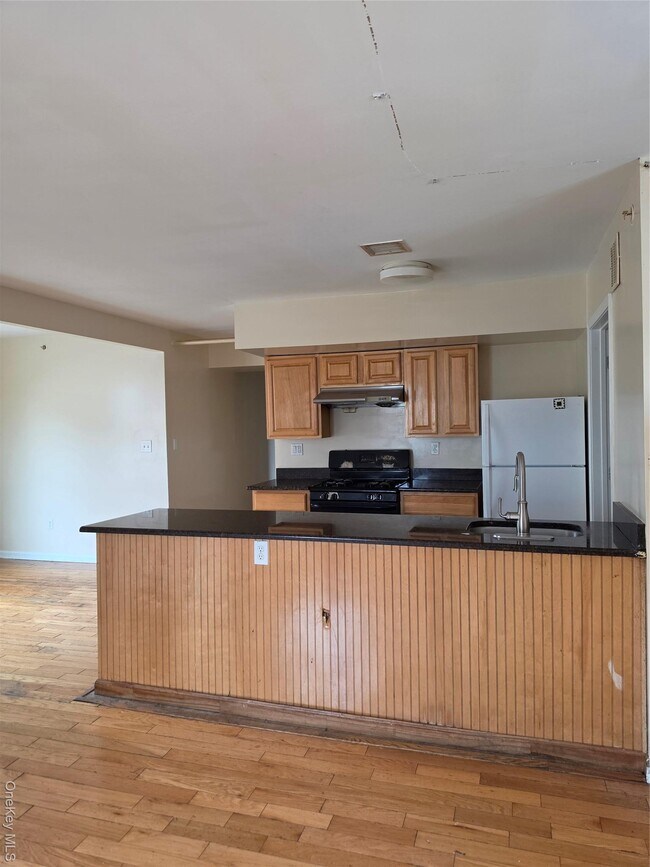 Building Photo - 13 Lake St