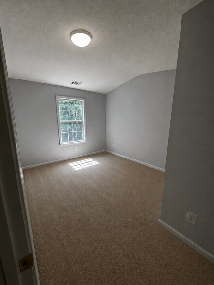 Building Photo - 209 Riverstone Commons Cir