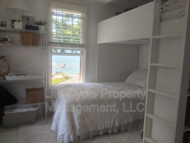 Building Photo - 2421 Lakefront Dr