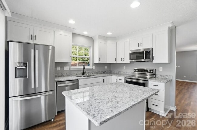 Building Photo - 1760 Forest Side Ln