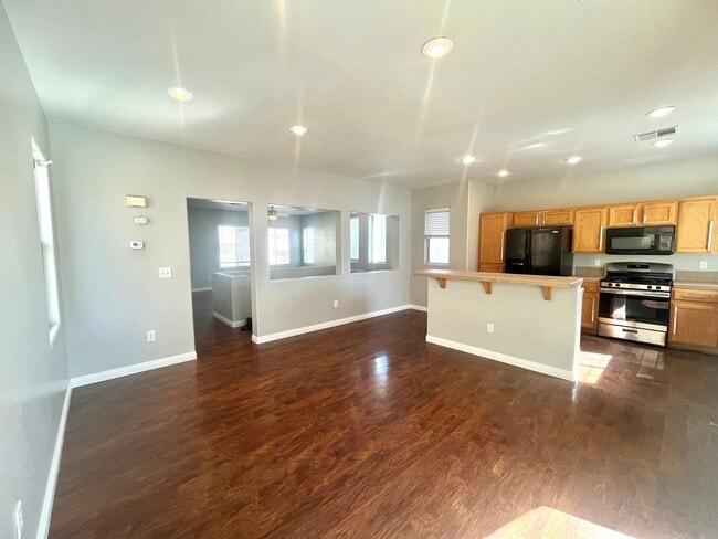Building Photo - **$800 OFF MOVE IN BY 11/14/25**Spacious T...
