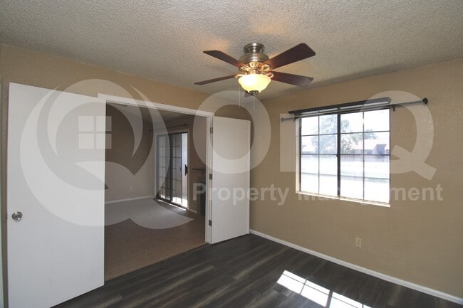 Building Photo - 533 W Guadalupe Rd