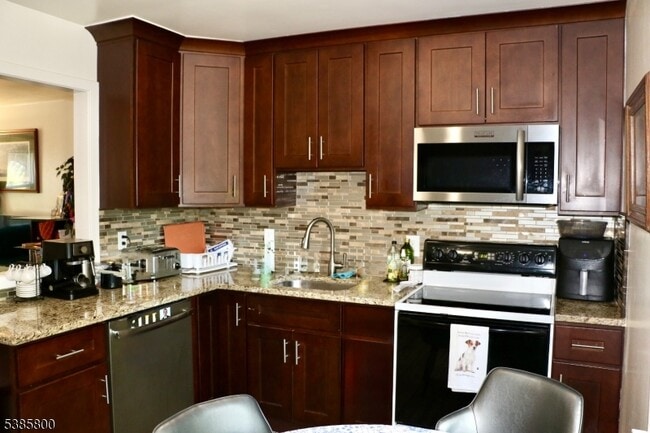 Building Photo - 46 Mt Kemble Ave