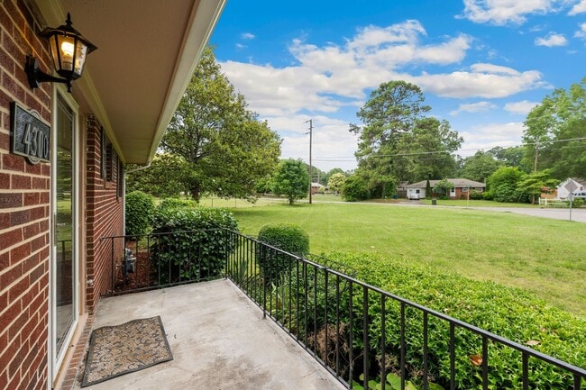 Building Photo - Beautiful 3-Bedroom Ranch Style Family Home with LARGE Fenced in Yard!