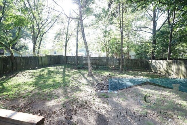 Building Photo - Recently renovated 3 bed, 1.5 bath home - back deck, garage, fenced yard!!