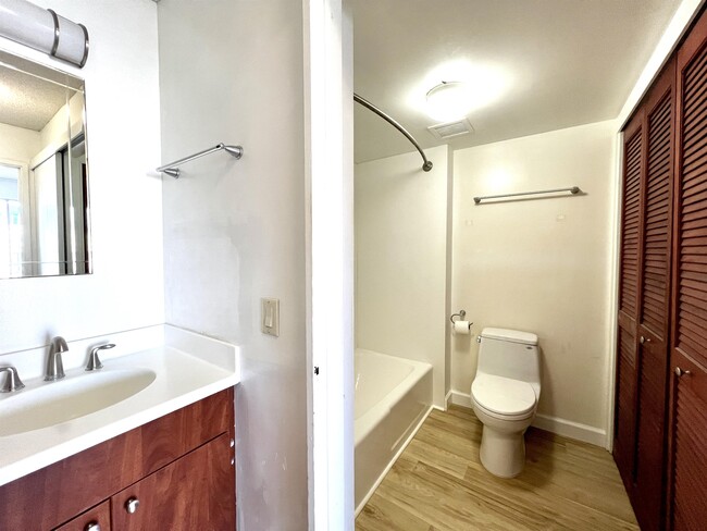 Building Photo - 710 Lunalilo St