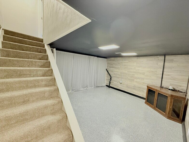 Building Photo - 1936 Canterbury Dr