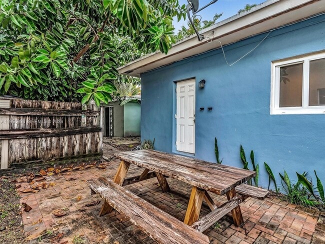 Building Photo - 1313 NE 11th St