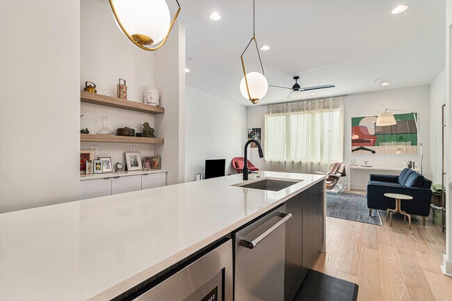 Building Photo - 2424 Memorial Dr SE