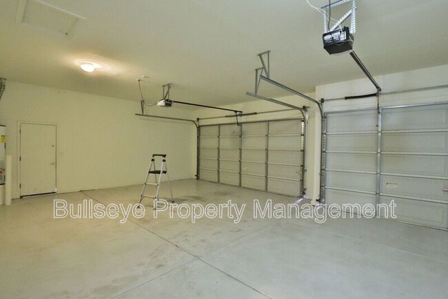 Building Photo - 1550 N Robin Ln