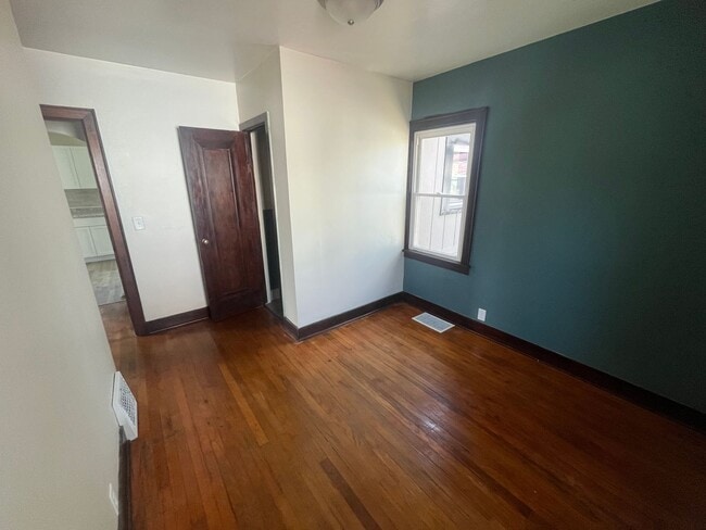 Building Photo - Fully Remodeled 2 Bedroom 1.5 Bathroom House in Moline