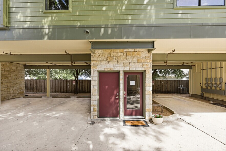 Unit 3 Left Side - 1415 W 51st St