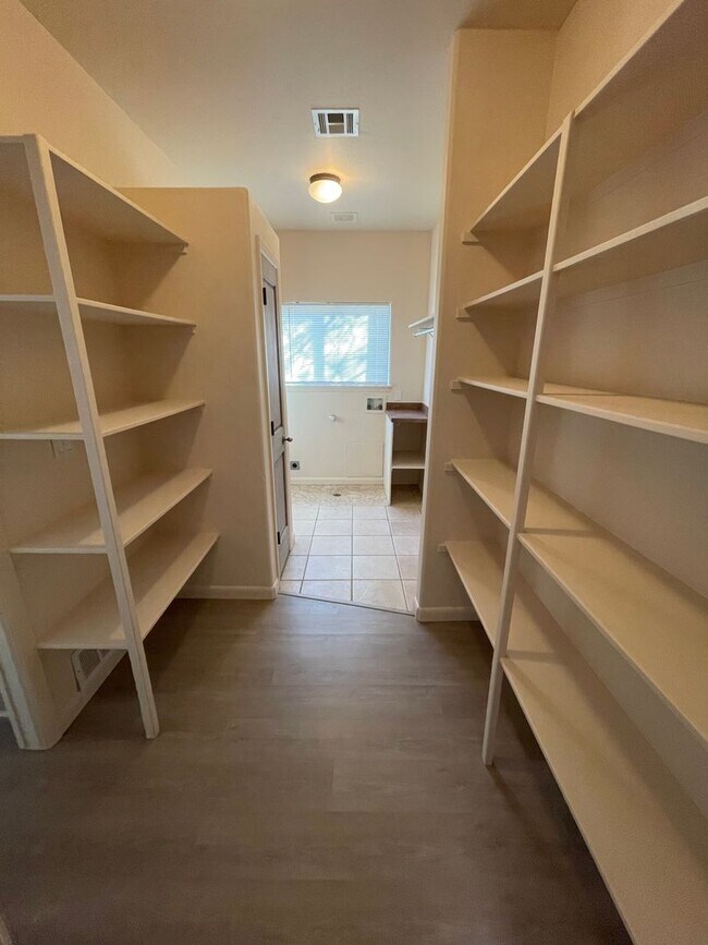 Building Photo - Beautiful 3 Bedroom/2.5 Bath w/ Office off...