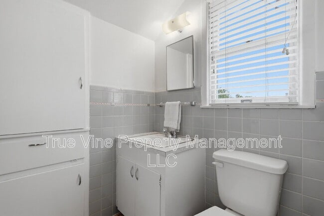 Building Photo - 2423 W Gramercy Pl