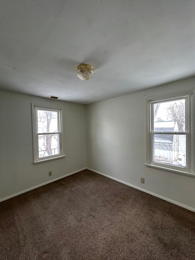 Building Photo - ** Move in Special ** 2-Bedroom, 1-Bathroom Home GOSHEN – $1,095 Month | 842 Sq. Ft.