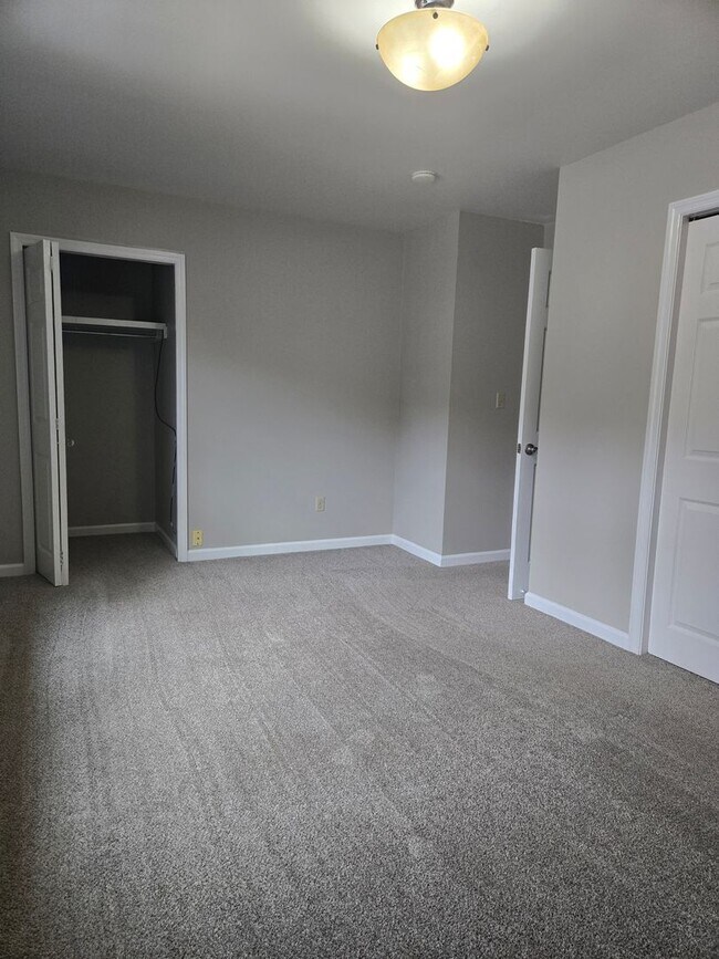 Building Photo - Spacious Townhome with Fully Fenced Privat...