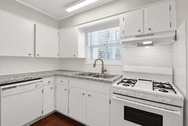 Building Photo - 1509 Broadmoor Dr
