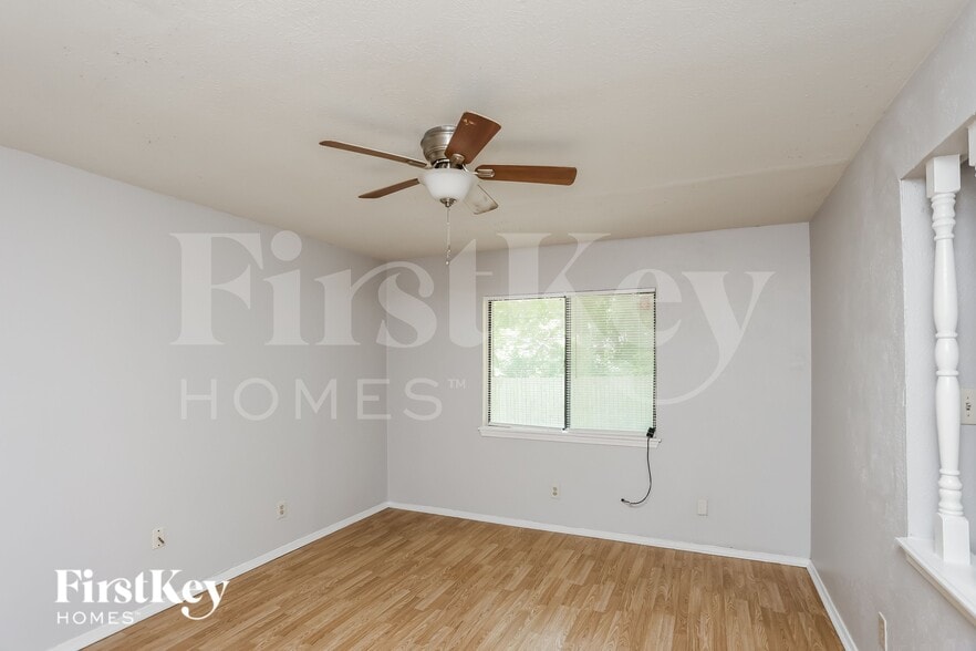 Building Photo - 608 Nora Ln