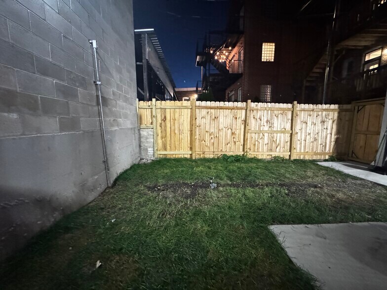 Building Photo - 2425 W Cortez St