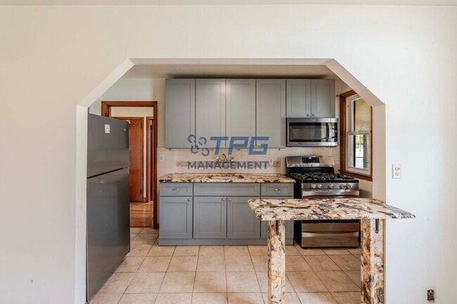 Building Photo - 413 E 7th Ave