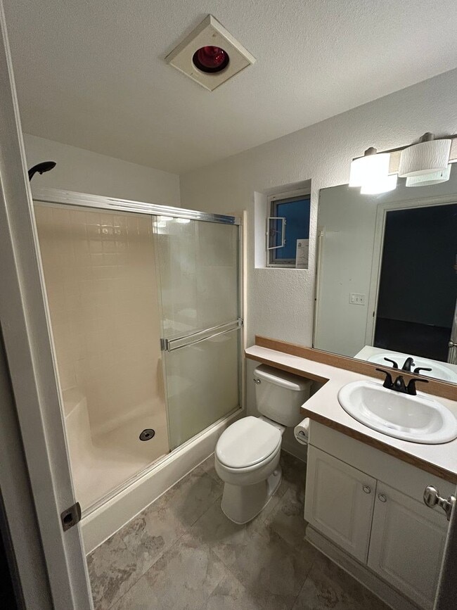 Building Photo - 3 Bed, 2.5 bath Townhome w/1-car garage in Highland Park neighborhood of Renton, $3,075/mo.