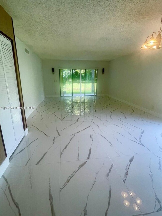 Building Photo - 403 Lakeview Dr