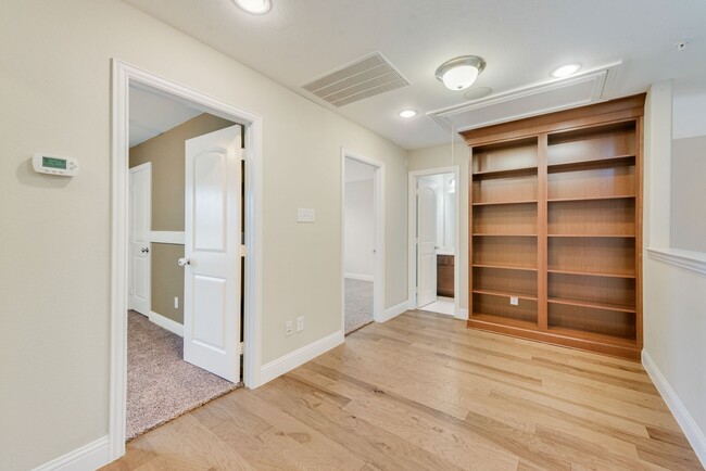 Building Photo - Luxury 3 Bedroom Townhome
