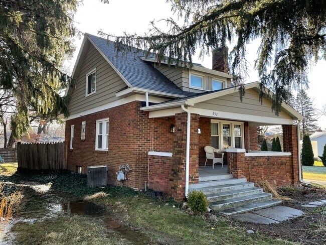 Building Photo - 3 bed 1 bath Brick Bungalow in Forest Hills
