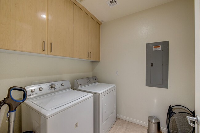 Building Photo - STUNNING 3 BEDROOM 2 FULL BATH FIRST FLOOR...
