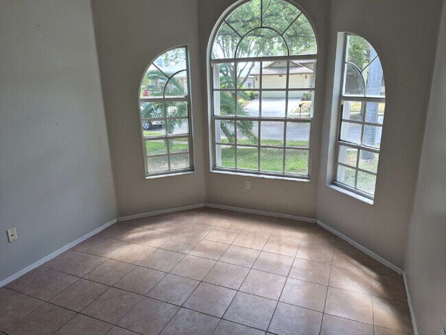 Building Photo - "Spacious 1732 Sq Ft 3-Bed, 2 Baths, in Tarpon Springs!"