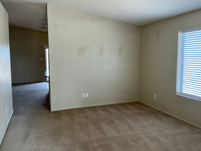 Building Photo - 4402 S Jasmine Ave