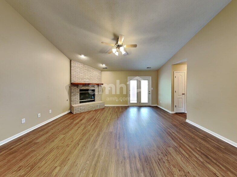 Building Photo - 1460 Persimmon Cir